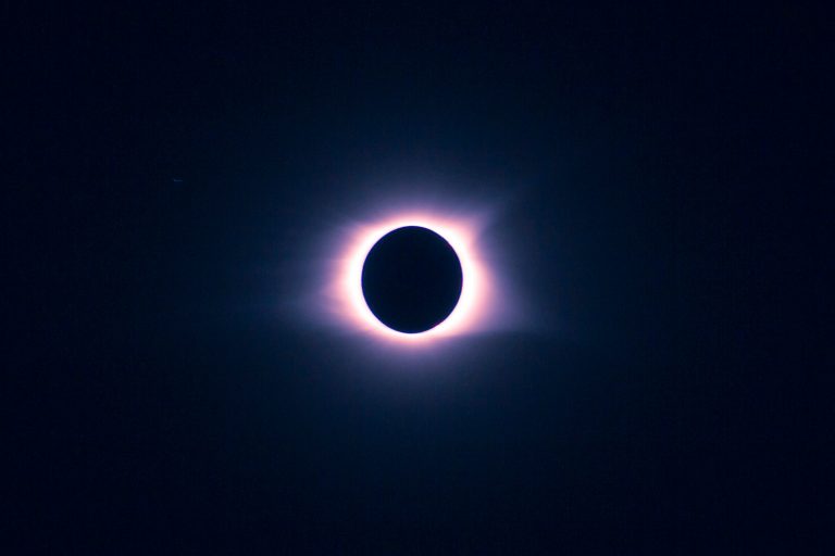 ¿Dónde se verá mejor el eclipse solar total? Te lo descubrimos todo.