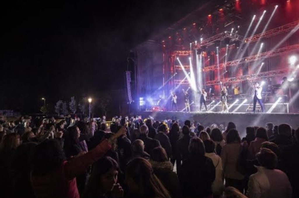Del pasodoble al show de luces: así suena el lazo invisible que une las fiestas de pueblo de toda España