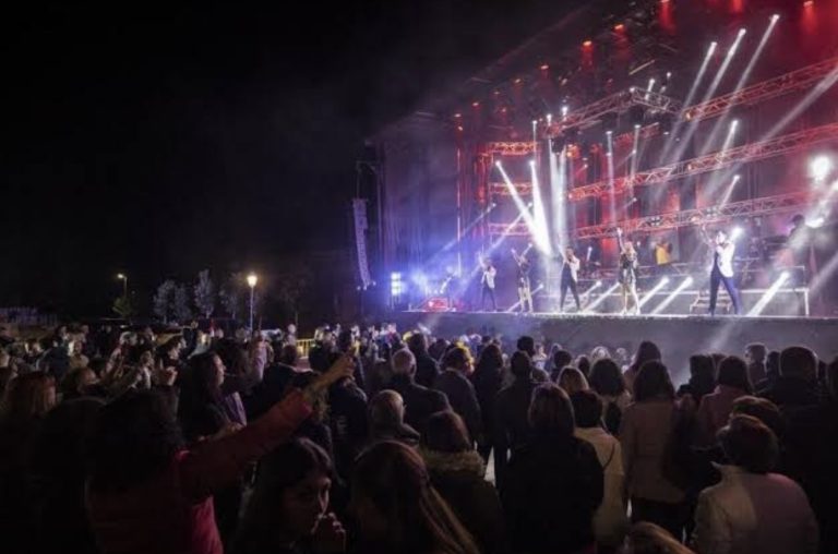 Del pasodoble al show de luces: así suena el lazo invisible que une las fiestas de pueblo de toda España